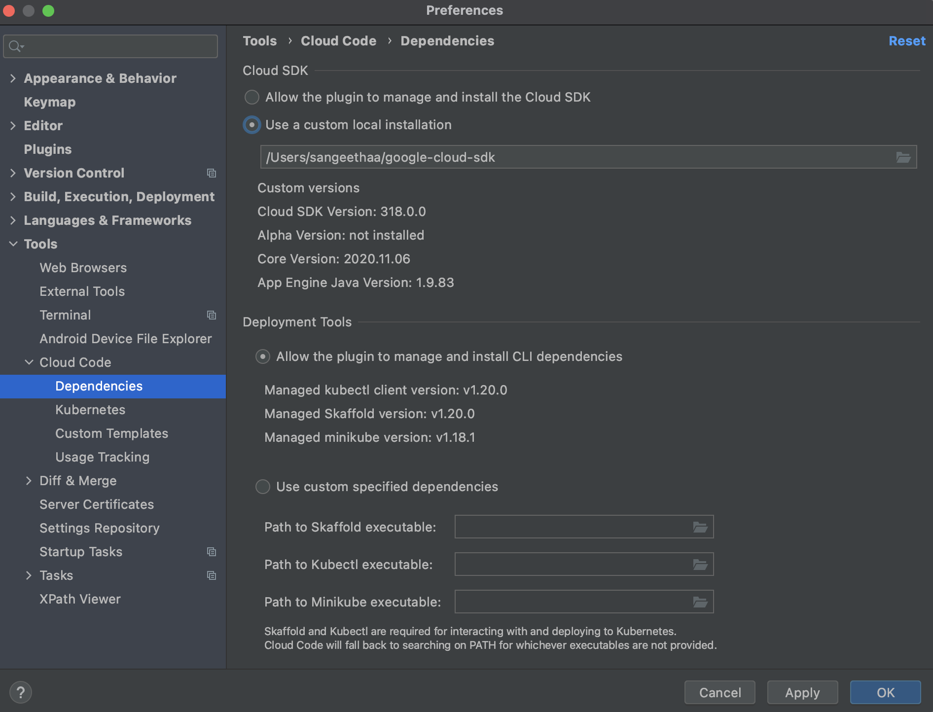 「Setting」對話方塊中已選取「Cloud Code」及其底層的「Dependencies」區段。主要區域顯示兩個圓形按鈕，供您選擇要讓外掛程式管理 gcloud CLI，或採用自訂安裝。對話方塊還會顯示用於瀏覽至自訂安裝項目的欄位，並附有「Browse folder」(瀏覽資料夾) 圖示。