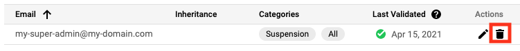 Uma captura de tela destacando a opção de excluir um contato na página &quot;Contatos essenciais&quot;.